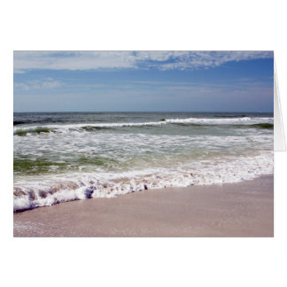 Crash des vagues sur la plage de sable