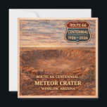 Cratère météoritique de Winslow Route 66<br><div class="desc">Envoyez un morceau du Sud-Ouest avec ce papier à lettres de luxe célébrant le centenaire 1926-2026. L'impression haute fidélité met en valeur l'important site d'impact du Meteor Crater près de Winslow, en Arizona, ainsi que l'emblématique bouclier routier. Conçue avec une esthétique robuste et patinée, cette carte plate polyvalente est parfaite...</div>