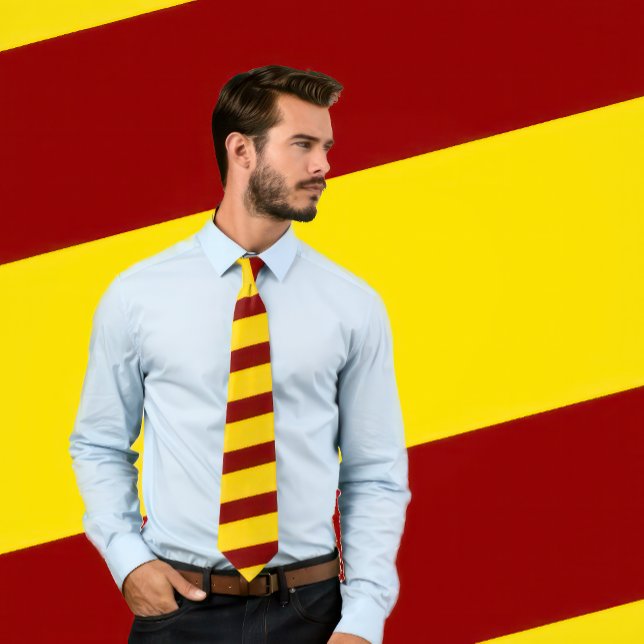 Cravate à rayures marron et or (rayures épaisses) (Man wears a necktie with a maroon and golden-yellow stripe pattern.)