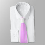 Cravate à rayures roses et blanches<br><div class="desc">Cette Cravate à rayures roses et blanches, impeccable et élégante, est un classique moderne qui met à jour votre garde-robe pour le printemps et l'été !</div>