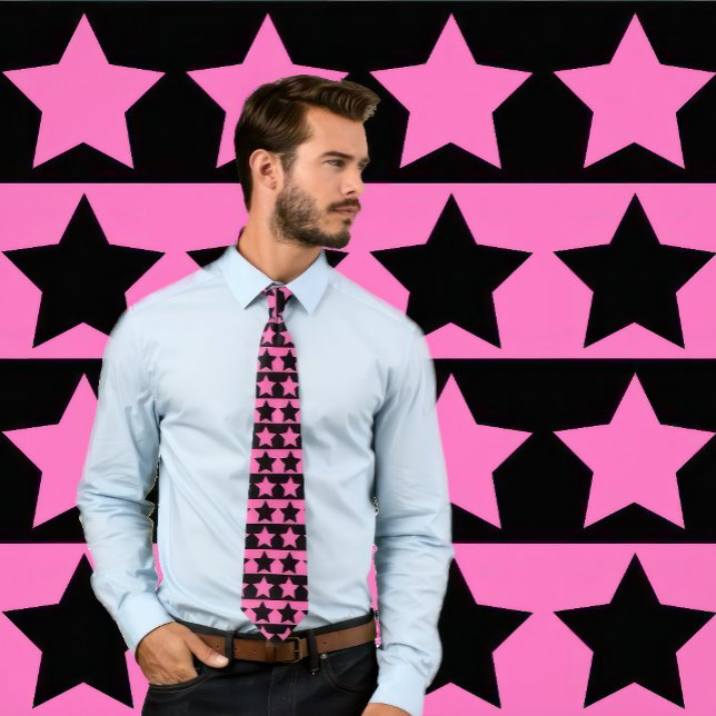Cravate à rayures roses et noires chaudes (Motif é (Man wears a necktie with an alternating pattern of hot pink and black stars and stripes.)