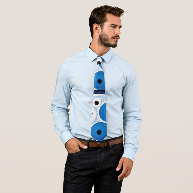 Cravate Abstrait Yin Yang : Moderniste Bleu & Blanc (En situation)