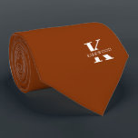 Cravate Amber Orange Élégant Monogramme   Nom | Sur un côt<br><div class="desc">Une élégante cravate à un côté avec un monogramme blanc audacieux sur un arrière - plan couleur ambre. En plus de ce monogramme est inscrit votre prénom ou nom de famille dans toutes les capitales. Si vous préférez un look plus audacieux pour le nom personnel à l'intérieur de la grande...</div>