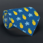 Cravate Ananas et bleu Floral Motif tropical bleu<br><div class="desc">Fruits tropicaux et motif bleu fleuri.</div>