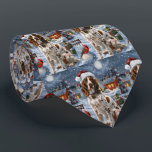 Cravate Anglais Setter Winter Wonderland Christmas Joy<br><div class="desc">Ce design festif reflète l'esprit joyeux de la période des fêtes, avec un adorable petit portant un chapeau de Père Noël. Le chien est niché dans un pays des merveilles hivernales, avec un bonhomme de neige, un sapin de Noël décoré et des cadeaux joliment emballés. Les flocons de neige tombent...</div>