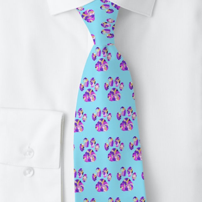 Cravate Animal Paw Silhouette violet rose sur le cou bleu (Paws pattern blue tie)