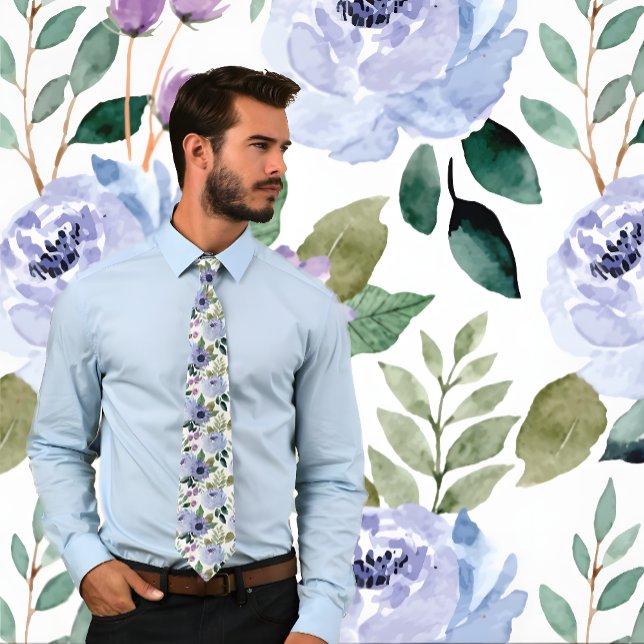 Cravate Aquarelle violette motif floral sur blanc, Mariage (Man wearing Purple Watercolor Floral Pattern on White, Wedding Neck Tie. Background matches tie.)