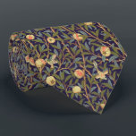 Cravate Art de cru d'oiseau et de grenade de William<br><div class="desc">Conception de motif de papier peint de fruit d'oiseau et de grenade de William Morris William Morris était un artiste anglais, un auteur, un concepteur de textile et un associé socialiste au mouvement de confrérie de Pre-Raphaelite et d'arts et de métiers de l'anglais. Cette conception magnifique de papier peint montre...</div>