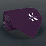 Cravate Aubergine | Élégant Monogramme Nom |one-side<br><div class="desc">Une élégante cravate à deux côtés avec un monogramme blanc audacieux sur fond violet d'aubergine. En plus de ce monogramme est inscrit votre prénom ou nom de famille dans toutes les capitales. Si vous préférez un look plus audacieux pour le nom personnel à l'intérieur de la grande lettre, vous pouvez...</div>