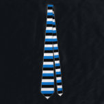 Cravate avec Drapeau de l'Estonie<br><div class="desc">Ajoutez une touche de fierté estonienne à votre tenue formelle avec notre cravate exclusive avec le drapeau estonien ! Réalisée avec une attention minutieuse aux détails, cette cravate est plus qu’un simple accessoire de mode, c’est une célébration de l’identité nationale et de l’élégance culturelle de l’Estonie. Le design raffiné met...</div>