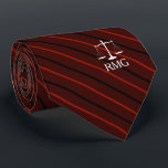 Cravate Avocat fait sur commande rayé rouge foncé<br><div class="desc">Échelles juridiques de rayures rouges élégantes de cravate faite sur commande d'initiales de justice.</div>