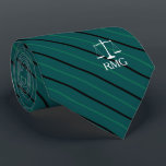 Cravate Avocat fait sur commande rayé vert-foncé<br><div class="desc">Échelles juridiques de rayures vertes élégantes de cravate faite sur commande d'initiales de justice.</div>