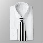 Cravate Bandes verticales noires et blanches<br><div class="desc">Obtenez cette cravate noire et blanche classe pour tous les jours,  mariage ou Halloween.</div>
