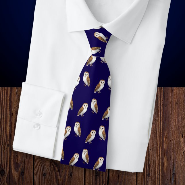 Cravate Barne Owls Marine Bleu Motif de la faune (A stylish tie with pattern of barn owls on a dark midnight blue background)
