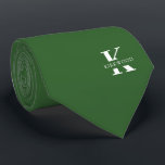 Cravate Basil Green Elegant Monogramme   Nom<br><div class="desc">Une élégante cravate à deux côtés avec un monogramme blanc audacieux sur un solide arrière - plan Basil Green. En plus de ce monogramme est inscrit votre prénom ou nom de famille dans toutes les capitales. Si vous préférez un look plus audacieux pour le nom personnel à l'intérieur de la...</div>