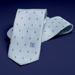 Cravate Bateaux à voile Monogramme Bleu clair<br><div class="desc">Bateaux à voile sur un arrière - plan bleu clair. Personnalisez avec un monogramme pour en faire un cadeau parfait. Vous cherchez une couleur différente ? Pas de problème ! Cliquez simplement sur le bouton "Personnaliser" et sélectionnez la couleur arrière - plan de votre choix.</div>