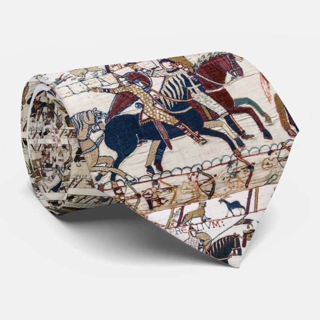 CRAVATE BAYEUX TAPESTRY 1066 NORMAN KNIGHTS AND ARCHERS (Roulé)