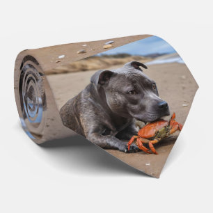 Cravate "Beachside Pals : A Staffy and its Crab Companion"