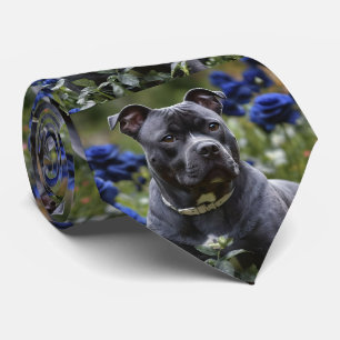 Cravate "Beauté Blue Brindle : un Staffy avec des roses bl