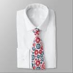 Cravate Belles boules de Noël rouge-bleu et flocons de nei<br><div class="desc">Belles boules de Noël Rouge-Bleu et Snowflakes sur arrière - plan blanc. Joli motif de Noël pour la saison d'hiver. Conçu par peecheey. www.peecheey.com</div>