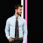 Cravate Blancs verticaux, Grilles roses chaudes sur cravat<br><div class="desc">Une cravate simple mais audacieuse avec des bandes verticales blanches et roses chaudes sur le noir. Une cravate parfaite pour une entrevue,  un diplôme,  un mariage ou même une fête... une cravate parfaite pour toutes les occasions.</div>