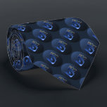 Cravate Bleu brillant Chanukkah Menorah<br><div class="desc">Une menorah moderne,  métallique,  bleue de Chanukkah,  avec un lion en silhouette,  contre un arrière - plan sombre et nocturne. Les neuf bougies sont allumées.</div>