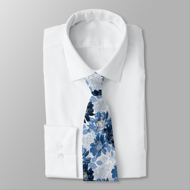 Cravate Bleu clair, fleurs bleu foncé sur gris clair (Attaché)