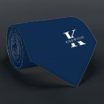 Cravate Bleu de la Ligue Ivy | Élégant Monogramme Nom |Deu<br><div class="desc">Une cravate élégante avec un monogramme blanc audacieux sur un arrière - plan bleu de la Ligue Ivy. En plus de ce monogramme est inscrit votre prénom ou nom de famille dans toutes les capitales. Si vous préférez un look plus audacieux pour le nom personnel à l'intérieur de la grande...</div>