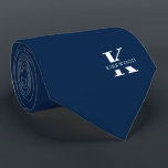 Cravate Bleu de la Ligue Ivy | Élégant Monogramme Nom |Sur<br><div class="desc">Une élégante cravate à un côté avec un monogramme blanc audacieux à travers un arrière - plan bleu Ivy League. En plus de ce monogramme est inscrit votre prénom ou nom de famille dans toutes les capitales. Si vous préférez un look plus audacieux pour le nom personnel à l'intérieur de...</div>