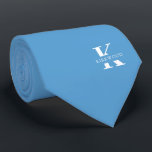 Cravate Bleu | Élégant Monogramme   Nom |Sur un côté<br><div class="desc">Une élégante cravate à un côté avec un monogramme blanc audacieux sur un arrière - plan bleu Carolina. En plus de ce monogramme est inscrit votre prénom ou nom de famille dans toutes les capitales. Plus de 40 couleurs uniques sont disponibles en version unilatérale et biface. Vous pouvez les parcourir...</div>