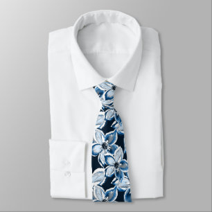 Cravate Bleu, fleurs blanches sur un arrière - plan noir.