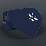 Cravate Bleu jean | Élégant Monogramme   Nom<br><div class="desc">Une élégante cravate à deux côtés avec un monogramme blanc audacieux sur un arrière - plan bleu Denim clair. En plus de ce monogramme est inscrit votre prénom ou nom de famille dans toutes les capitales. Plus de 40 couleurs uniques sont disponibles en version unilatérale et biface. Vous pouvez les...</div>