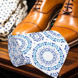 Cravate Bleu Méditerranée Portugais Azulejo Motif carrelag<br><div class="desc">Design cravate élégant avec un motif sans couture en  bleu ornementé sur un arrière - plan blanc.</div>