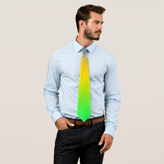 Cravate Bleu néon, jaune, dégradé vert, ombre. (En situation)