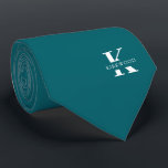 Cravate Bleu Peacock | Élégant Monogramme Nom | Deux côtés<br><div class="desc">Une élégante cravate à deux côtés avec un monogramme blanc audacieux sur un arrière - plan bleu paon verdâtre. En plus de ce monogramme est inscrit votre prénom ou nom de famille dans toutes les capitales. Si vous préférez un look plus audacieux pour le nom personnel à l'intérieur de la...</div>