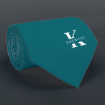 Cravate Bleu Peacock | Élégant Monogramme Nom | Sur un côt<br><div class="desc">Une élégante cravate à un côté avec un monogramme blanc audacieux sur un arrière - plan Peacock Blue. En plus de ce monogramme est inscrit votre prénom ou nom de famille dans toutes les capitales. Si vous préférez un look plus audacieux pour le nom personnel à l'intérieur de la grande...</div>