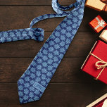 Cravate Bleu Poinsettia Initiales Classique Whimsy Noël<br><div class="desc">Ce design simple et minimal présente mes poinsettia bleu pâle dessinés à la main sur un arrière - plan bleu foncé pour une ambiance classique qui évoque la nostalgie du passé de Noël tandis que les éléments illustrés à la main lui donnent une touche de fantaisie. Art original de Malissa...</div>