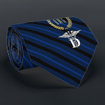 Cravate Bleu professionnel de symbole d'art dentaire<br><div class="desc">Une cravate personnalisée rayée bleue conçue en fonction des professionnels d'art dentaire comportant un symbole de détail médical de symbole de caducée à l'art dentaire et avec le vôtre ou le monogramme de votre destinataire de cadeau à l'intérieur d'une guirlande d'or de faux.</div>