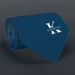 Cravate Bleu prussien | Élégant Monogramme   Nom Un Côté<br><div class="desc">Une élégante cravate à un côté avec un monogramme blanc audacieux sur un arrière - plan bleu prussien profond. En plus de ce monogramme est inscrit votre prénom ou nom de famille dans toutes les capitales. Si vous préférez un look plus audacieux pour le nom personnel à l'intérieur de la...</div>
