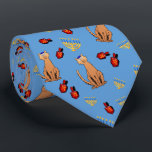 Cravate bleue de Dreidel de chat de Hanoukka<br><div class="desc">Des amoureux de les chats seront enchantés avec cette cravate lunatique de motif de "Hanukkat" d'amusement, comportant un chat tigré curieux brun orange portant un kippah, les dreidels rouges et le menorahs/channukiahs jaune sur un arrière - plan bleu lumineux. Perfectionnez comme Hannukah/Chanukah actuels pour la famille, le Rabbin ou le...</div>