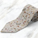 Cravate Boho<br><div class="desc">Cette cravate Boho élégante et élégante dispose de magnifiques fleurs sauvages d'aquarelle peints à la main,  disposés dans un motif charmant. Recherchez les éléments correspondants dans la collection de Mariages de Fleur sauvage Boho.</div>