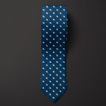Cravate Boules de football minces bleues<br><div class="desc">Un minuscule motif en diagonale orne ce cravate bleu classique,  idéal pour un fan de football au style conservateur. N'oubliez pas de consulter nos chaussettes assorties avec le même motif de football.</div>