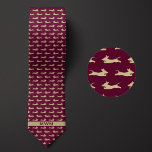 Cravate Bourgogne et Gold Running Dachshund<br><div class="desc">Un cravate vraiment personnalisé avec un motif de dachshunds d'or qui va et vient et un monogramme d'or, un design fantaisiste qui séduira n'importe quel père de chien qui aime la race tout en maintenant un sens du style. N'oubliez pas de jeter un coup d'oeil à nos chaussettes motifs dachshund...</div>