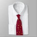 Cravate Burgundy Gold Golf Motif Ball Flag Club Golfer<br><div class="desc">Motif de golf minimal en or avec clubs, balles et drapeaux pour les joueurs de golf. Cadeau pour club de golf, golfeur, golfeur, équipe, entraîneur. Monochrome doré moderne tendance noir et blanc golfeur golfeur joueur de golf cadeau motif décoration maison, serviettes, ... Cravate rouge Bourgogne avec motif de golf or...</div>