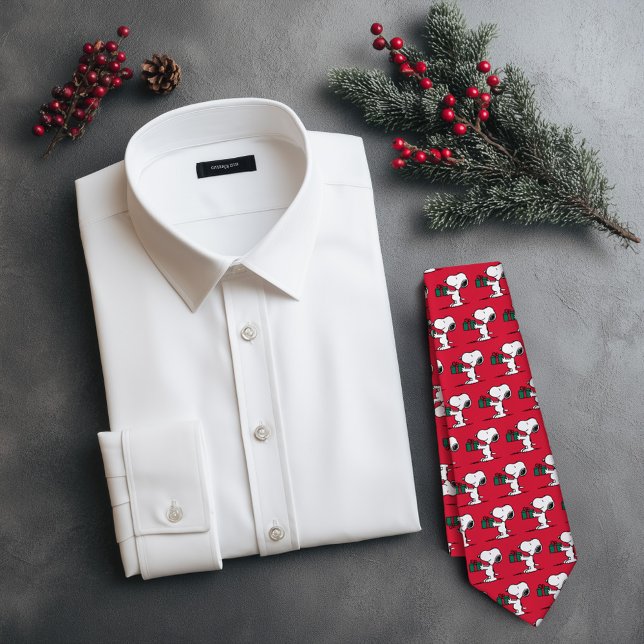 Cravate cacahuètes | Snoopy Christmas Gift Giver (Tie next to shirt on Christmas themed table)