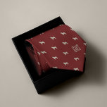 Cravate Carlins Motif Monogramme<br><div class="desc">La cravate rouge vif est communément appelée la "cravate de puissance" mais c'est une cravate de "puissance de carlin". Personnalisez ce design de carlins amusants avec un monogramme pour en faire un cadeau parfait pour les propriétaires de carlins. Vous cherchez une couleur différente ? Pas de problème ! Cliquez simplement sur...</div>