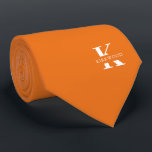 Cravate Carotte Orange Élégant Monogramme   Nom | Sur un c<br><div class="desc">Une élégante cravate à un côté avec un monogramme blanc audacieux sur un arrière - plan couleur Carotte.  En plus de ce monogramme est inscrit votre prénom ou nom de famille dans toutes les capitales.  Plus de 40 couleurs uniques sont disponibles en version unilatérale et biface.</div>