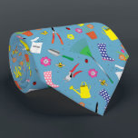 Cravate Carton de jardinier à la retraite<br><div class="desc">Cadeau de retraite pour les jardiniers,  les paysagistes et les horticulteurs. Une belle cravate bleue à motifs d'outils de jardinage,  bottes,  plantes,  fleurs,  arroseurs et insectes. Vous pouvez customiser la couleur arrière - plan de la cravate,  selon vos goûts.</div>