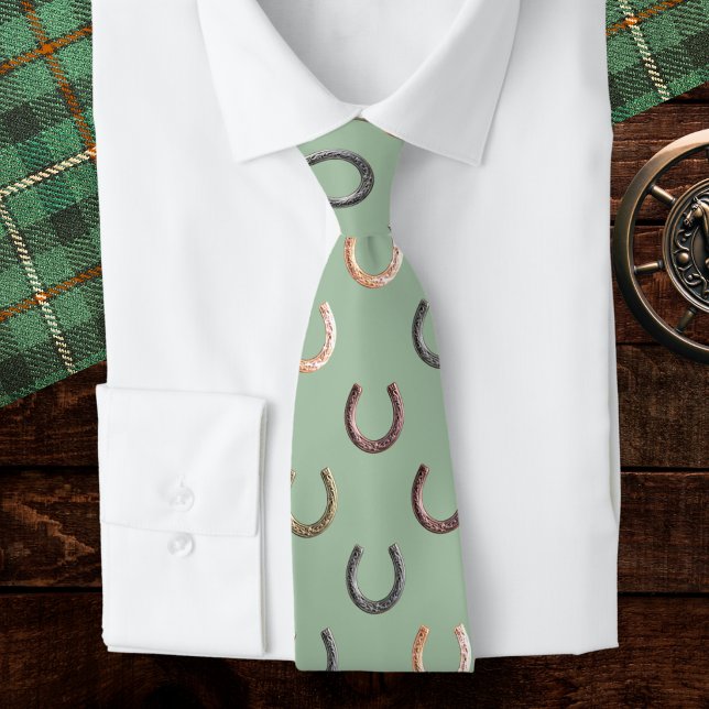 Cravate Cavalier de Cheval à Motif de Fer à Cheval (A stylish light green tie with horseshoes pattern, ideal for horse riding enthusiasts)