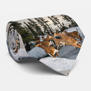 Cravate Cerf mulet faune hivernale courant dans la neige /